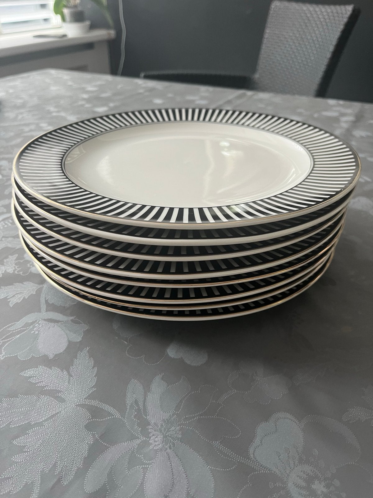 Set van 6 moderne borden met zwart-wit streepdesign, Keramiek, Ophalen of Verzenden, Zo goed als nieuw, Bord(en)