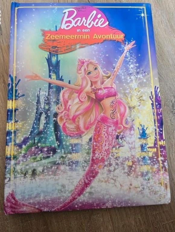 Boek barbie in een zeemeermin avontuur, Boeken, Ophalen of Verzenden, Zo goed als nieuw, 3 tot 4 jaar