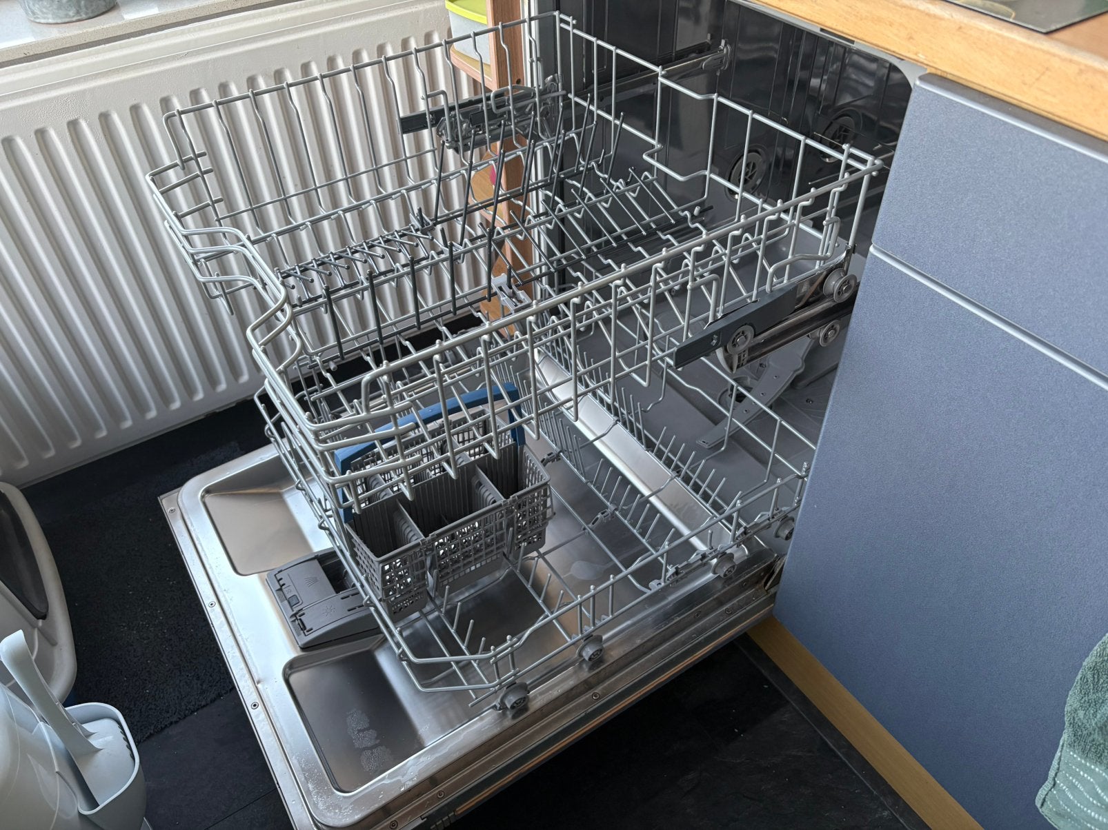 Bosch vaatwasser onder en boven rek, Ophalen, Zo goed als nieuw, Minder dan 85 cm