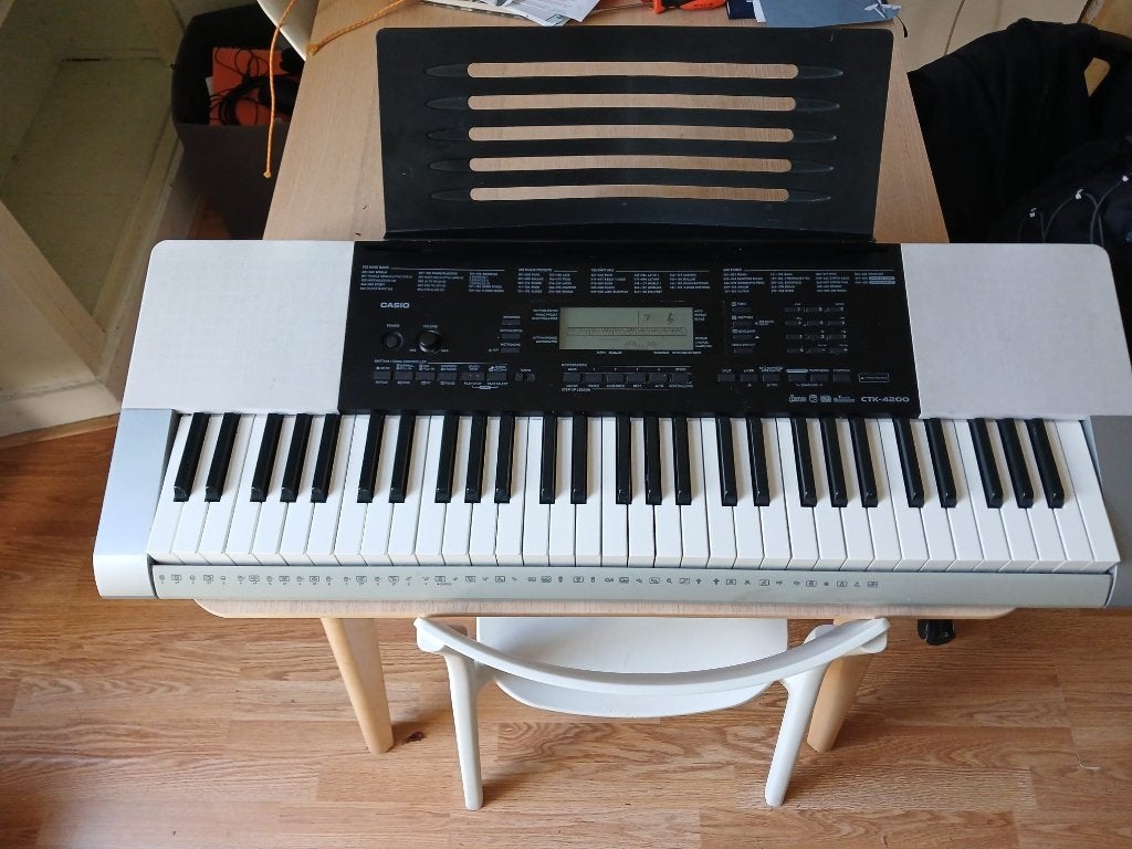 Casio CTK-4200 keyboard met standaard en sustainpedaal, Muziek en Instrumenten, Ophalen, Casio, Aanslaggevoelig, 61 toetsen