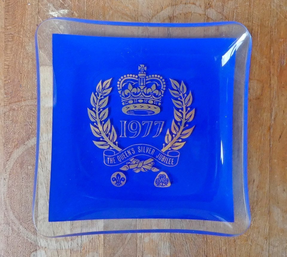 Queen Elizabeth II silver jubilee schaaltje glas asbakje, Ophalen of Verzenden, Gebruikt, Buitenland, Servies