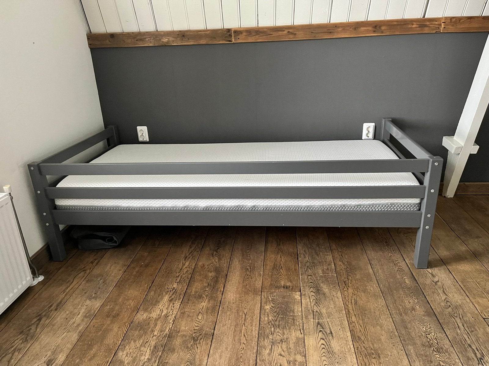 Grijs eenpersoonsbed met lattenbodem en matras, Ophalen, Eenpersoons, 210 cm, Grijs
