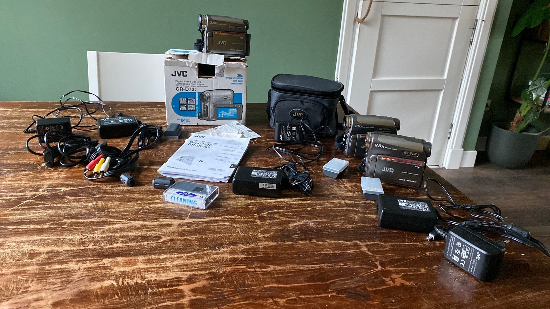 JVC GR-D720E Mini DV Camcorder Set - 2 Camera's, Mini dv, Gebruikt, JVC, 20x of meer