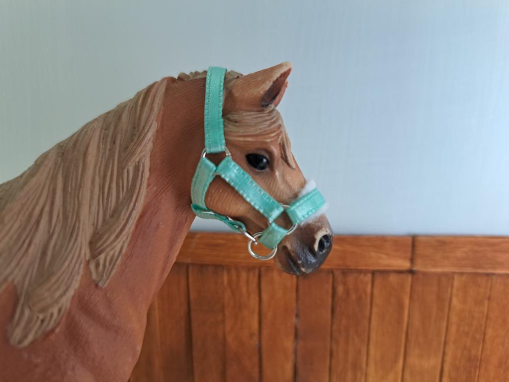 Schleich halster turquoise, Ophalen of Verzenden, Zo goed als nieuw, Paard, Beeldje of Figuurtje