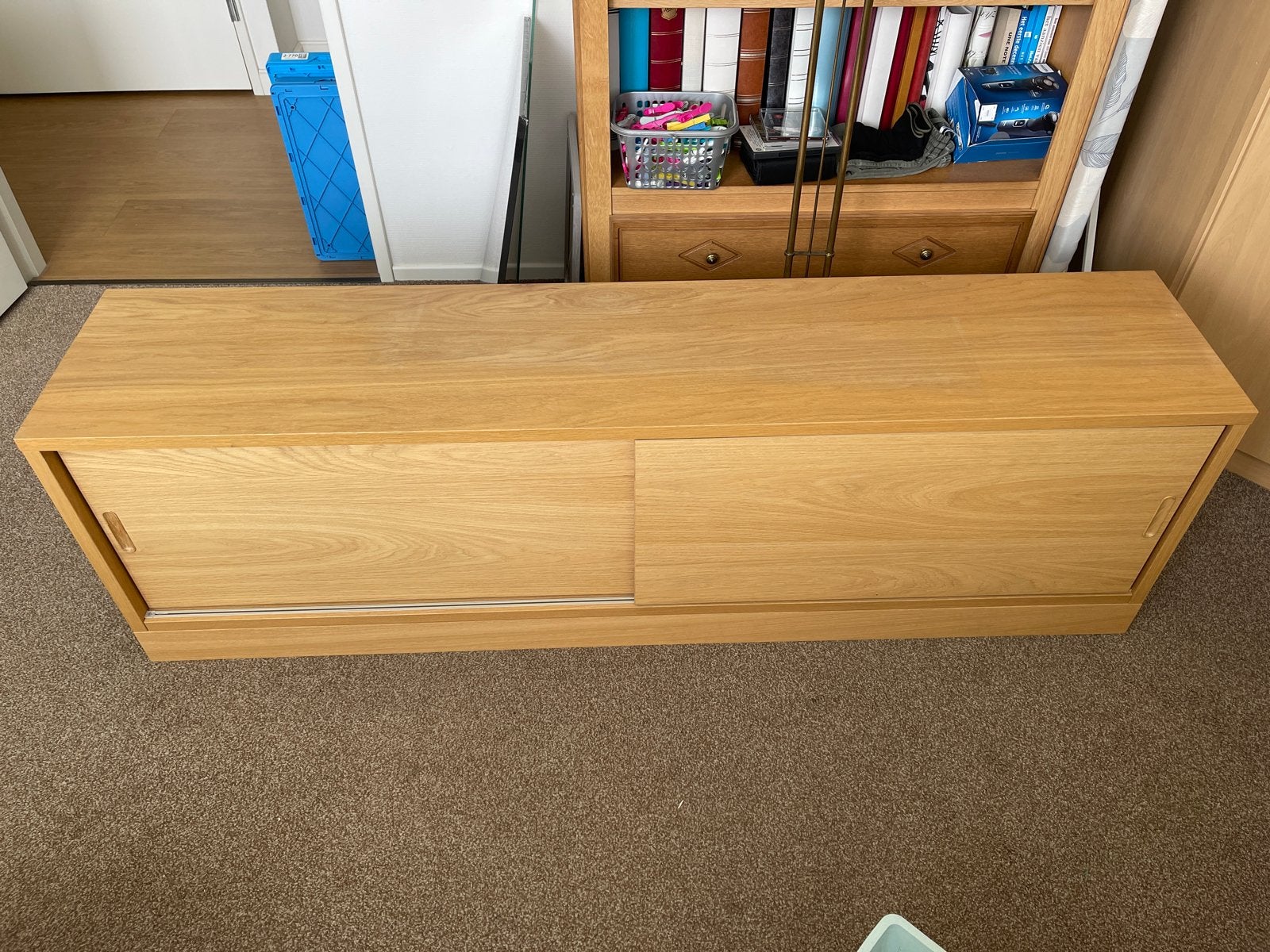Eikenhoutenkleur TV-meubel met schuifdeuren, Ophalen, 100 tot 150 cm, Eikenhout, Zo goed als nieuw