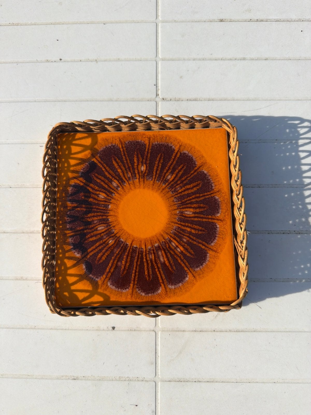 Vintage rieten onderzetter met oranje tegel, Ophalen of Verzenden