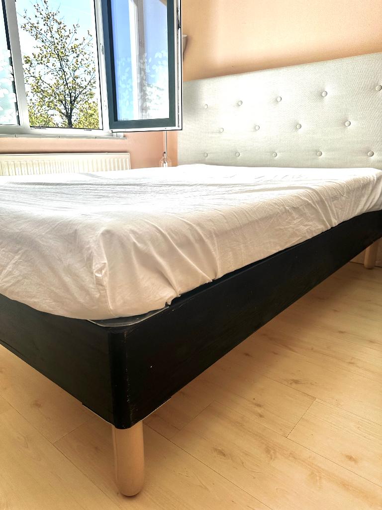 Bed Twijfelaar zo goed als nieuw, met matras, Huis en Inrichting, Slaapkamer | Bedden, Ophalen, Zwart, 140 cm, Zo goed als nieuw