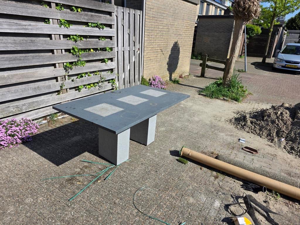 Tuintafel van steen - Gratis af te halen in Leiderdorp, Tuin en Terras, Tuintafels, Gebruikt, Rechthoekig, Overige materialen