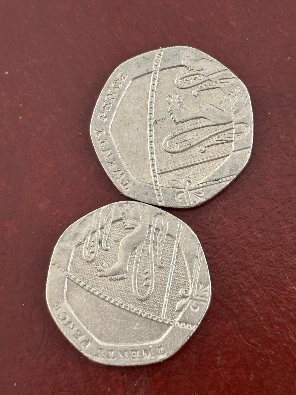 Twee Britse 20 Pence munten - 2009 en 2013, Postzegels en Munten, Munten | Azië, Setje, Ophalen of Verzenden