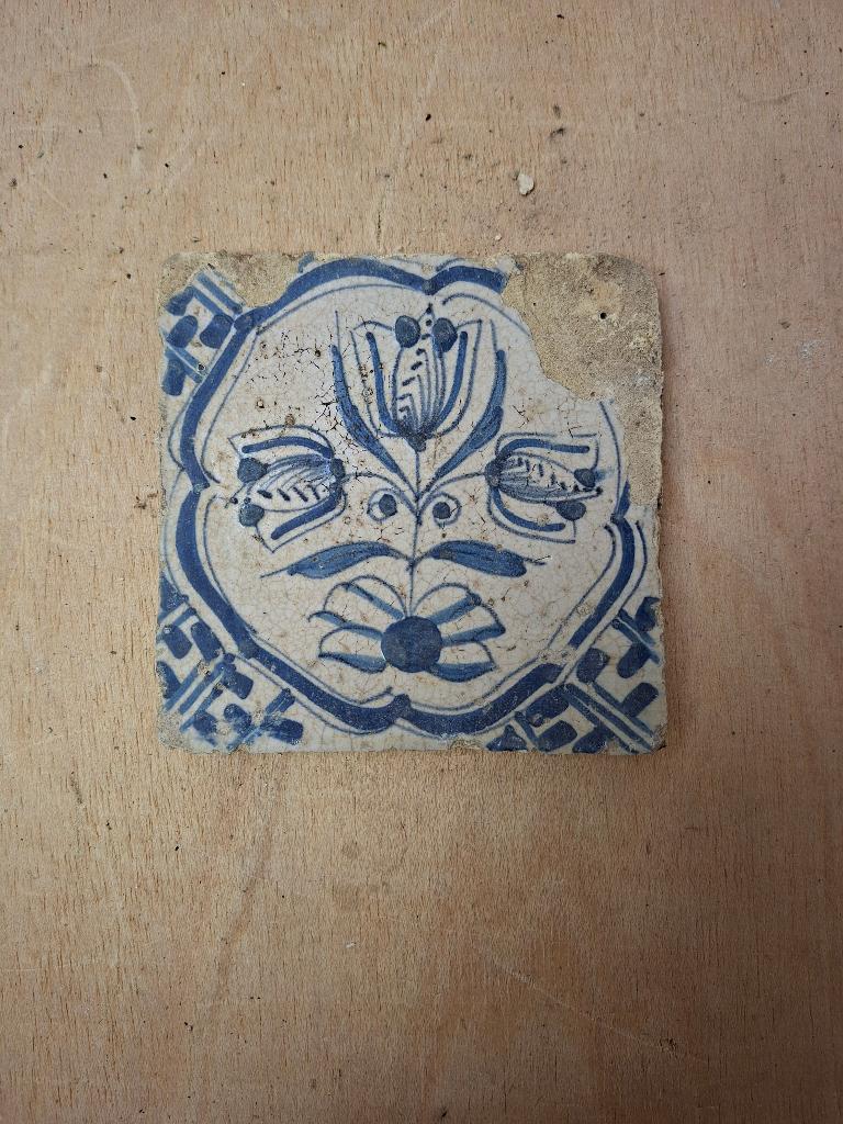 17e eeuwse drietulpentegel blauw wit antiek, Ophalen of Verzenden