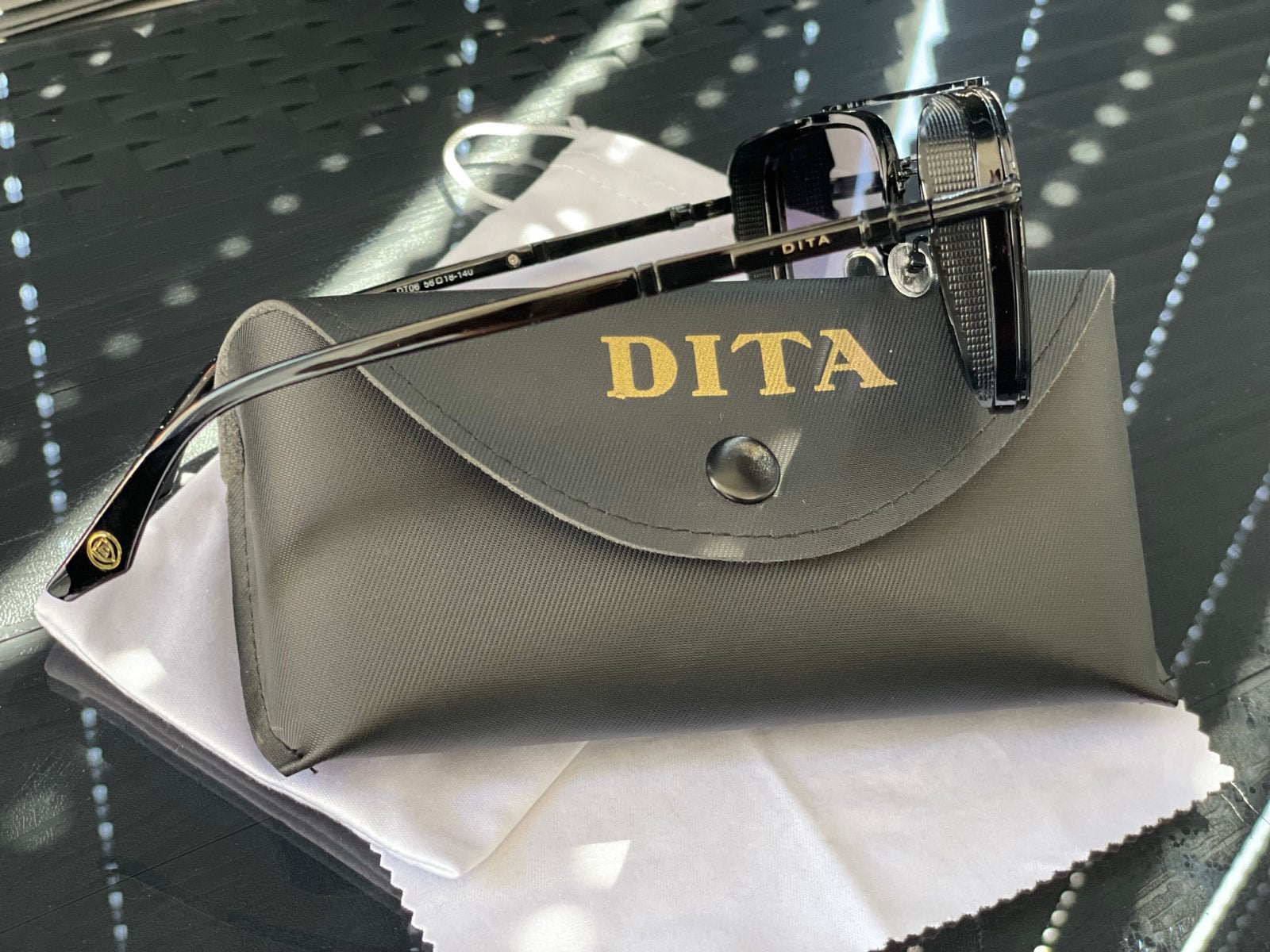 Dita Zonnebril 2026 met Dita etui hoes en doek NIEUW, Overige merken, Zonnebril, Zwart, Nieuw