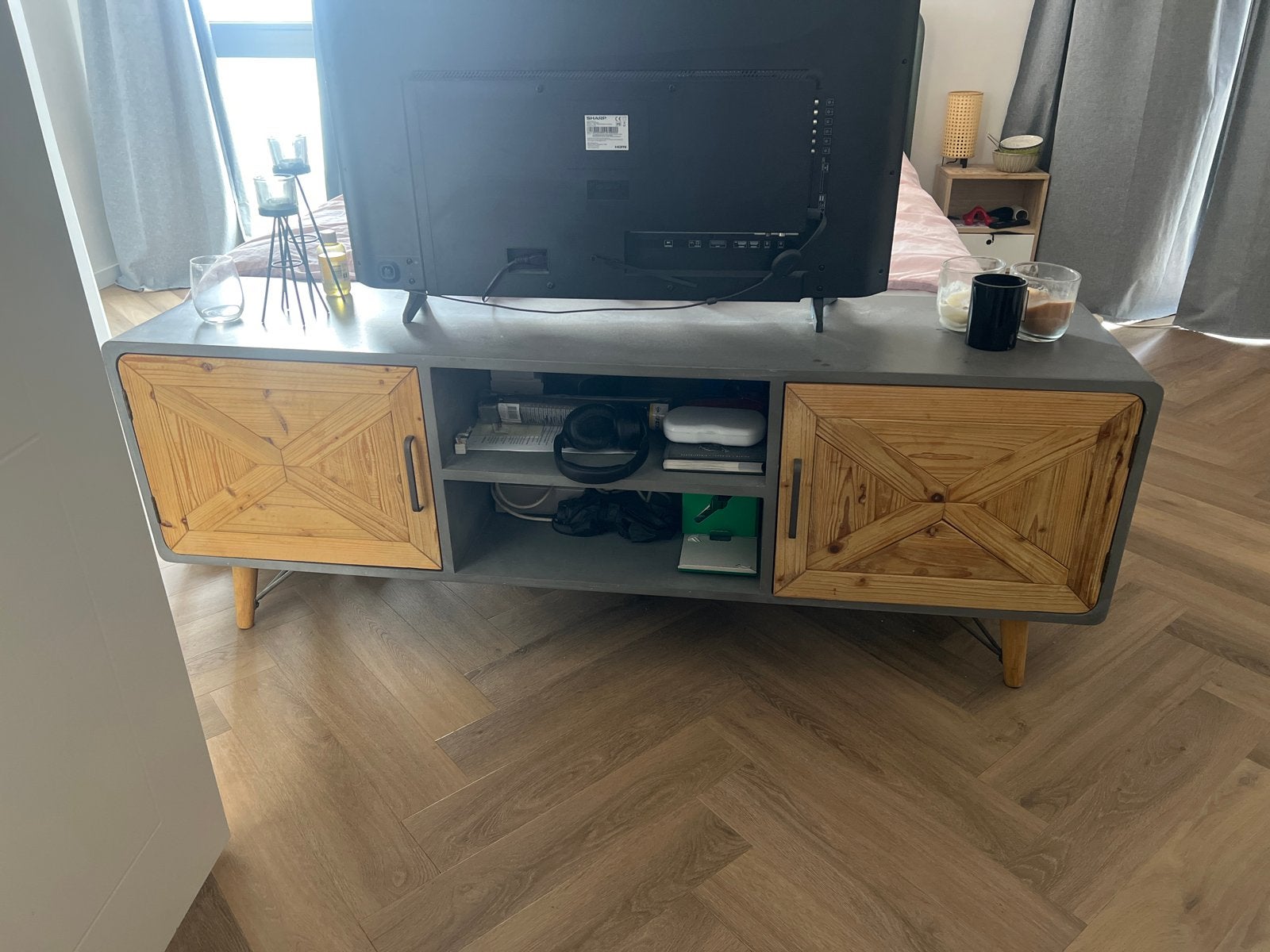 Modern TV-meubel met houten deuren en betonnen look, Ophalen, 100 tot 150 cm, Zo goed als nieuw, Minder dan 100 cm