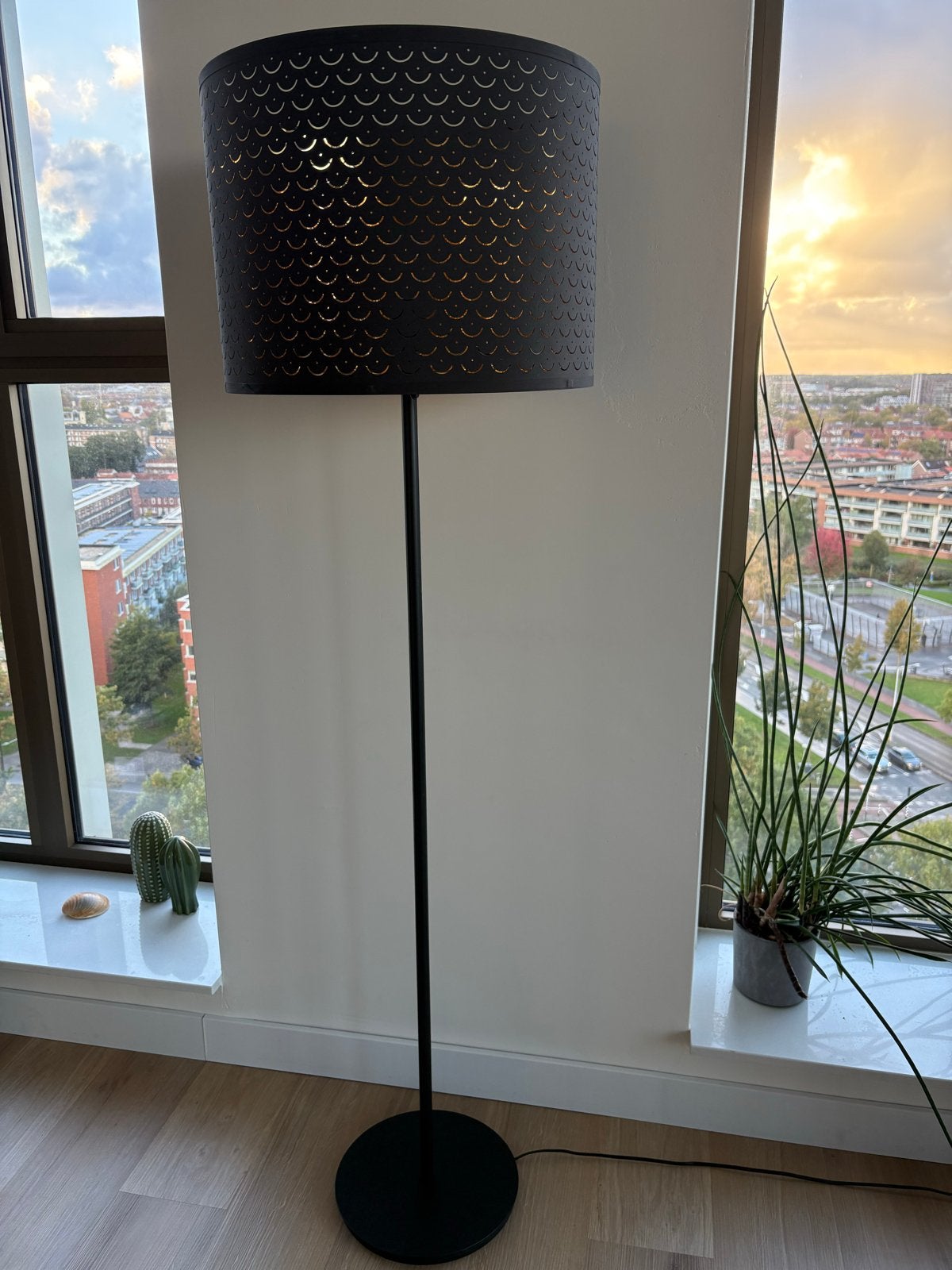 IKEA SKAFTET/NYMÖ Vloerlamp - Zwart/Messingkleur, Ophalen, 100 tot 150 cm, E27 (groot), Zo goed als nieuw