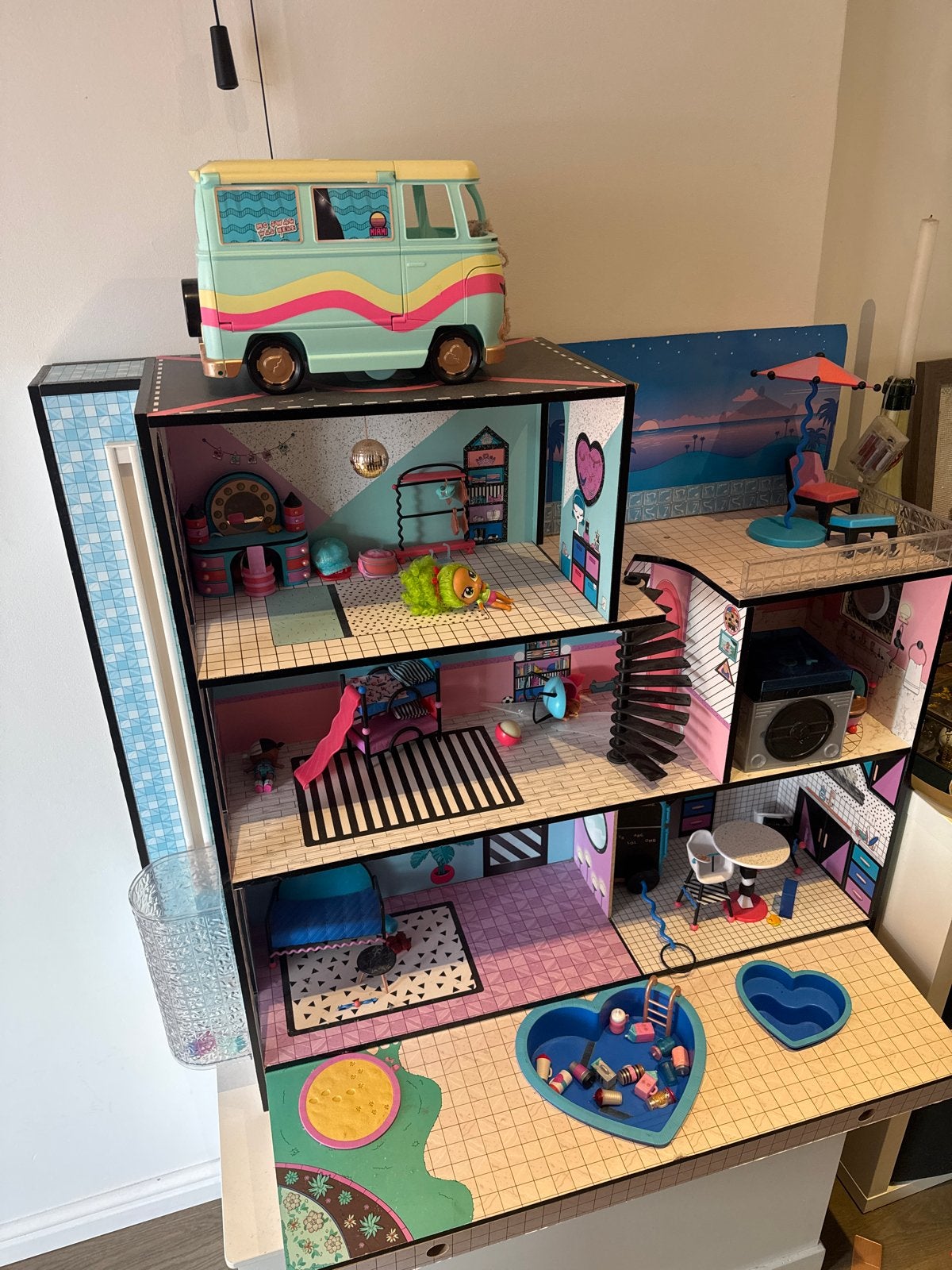 LOL Surprise Huis met veel accessoires en poppen, Ophalen of Verzenden, Gebruikt, Poppenhuis