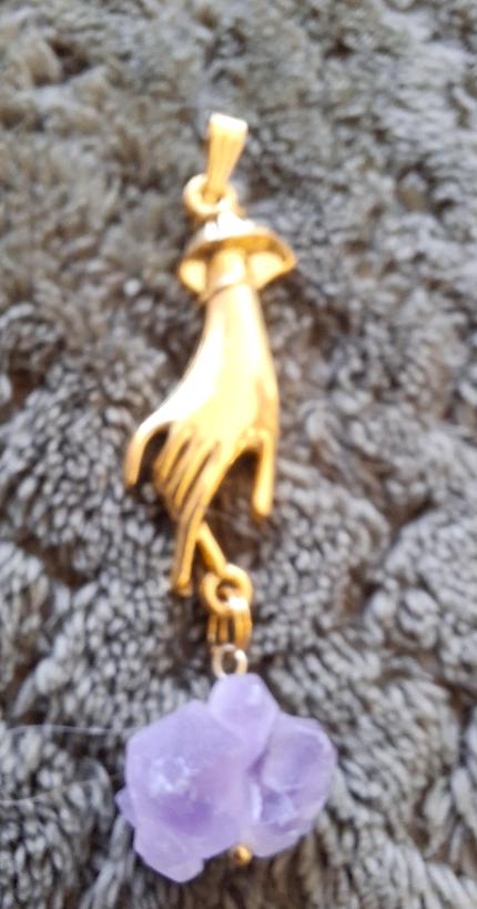 Goudkleur hanger hand met ruwe amethist., Nieuw, Ophalen of Verzenden, Steen of Mineraal, Met edelsteen