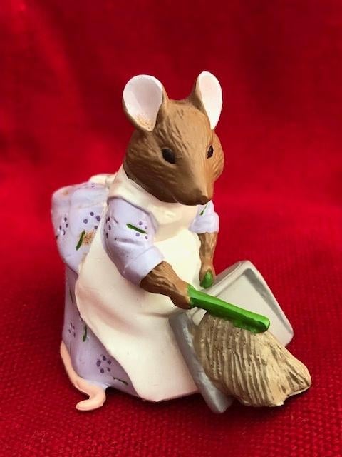 Beatrix Potter Beeldje Muis Hunca Munca Sweeping, Verzamelen, Beelden en Beeldjes, Ophalen of Verzenden, Nieuw, Dier
