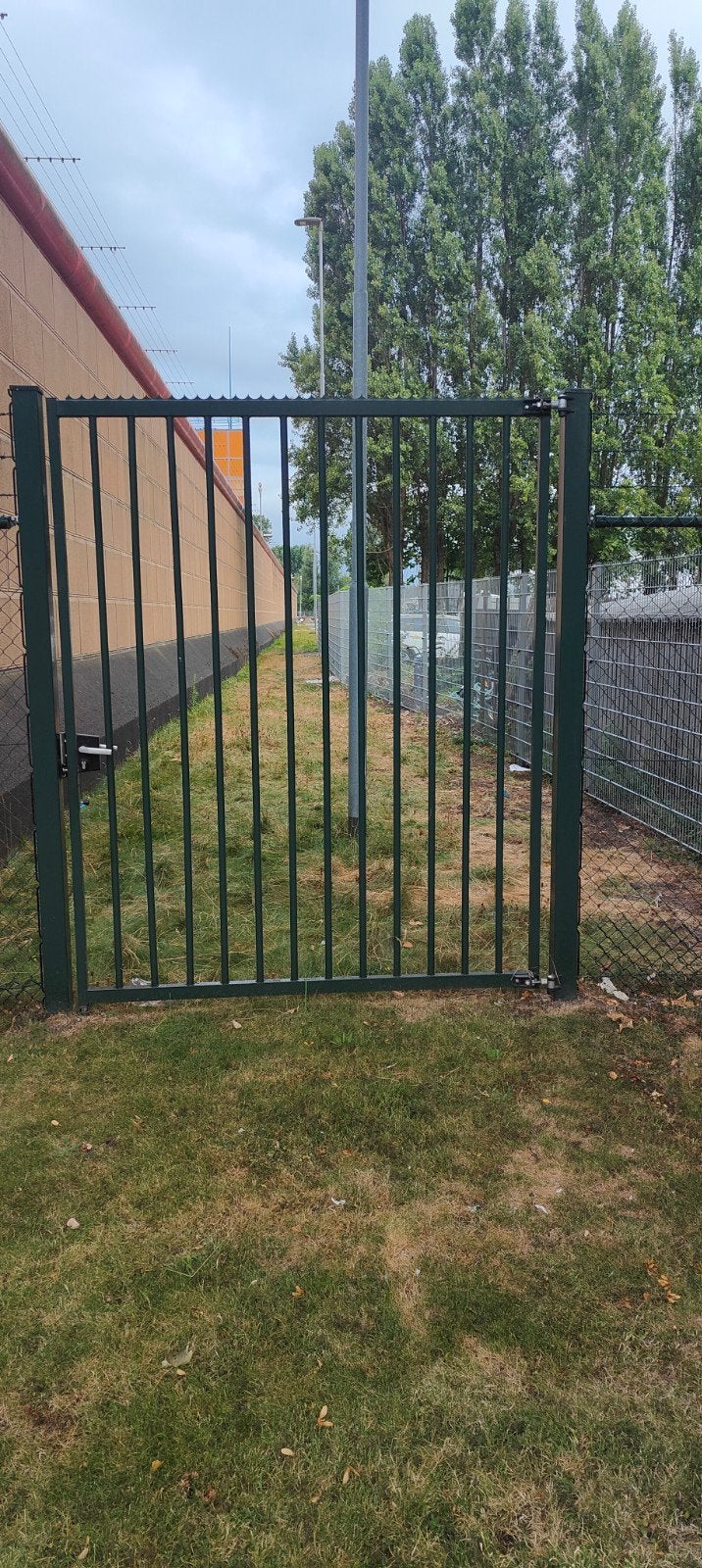 Te koop enkele spijlen draaipoort in de kleur groen., Ophalen, Met poort, Gebruikt, Spijlenhekwerk