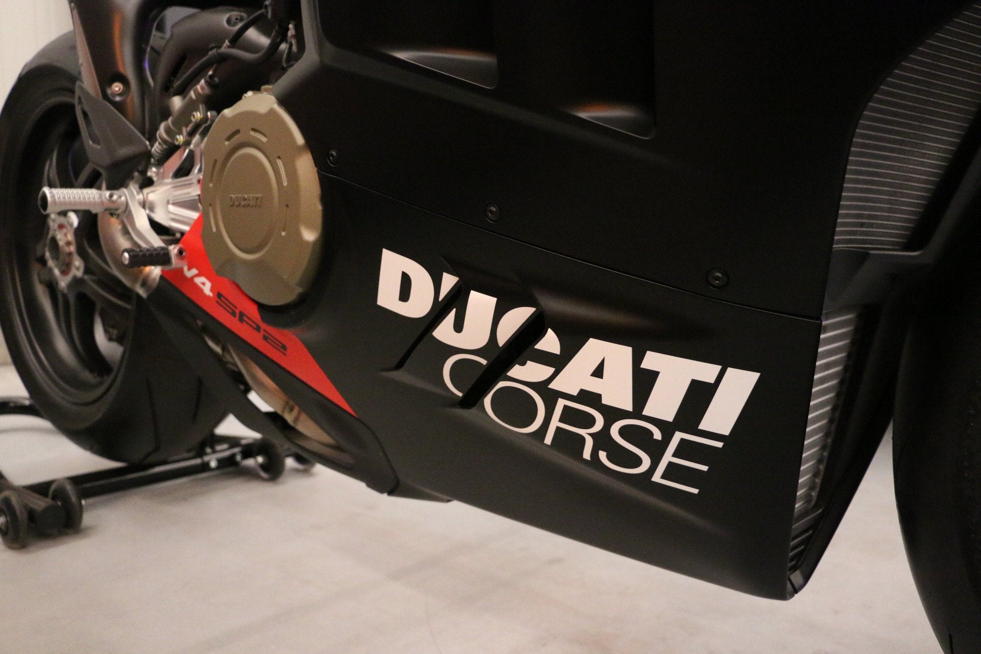 Ducati Panigale V4 SP2 | 3KM Brand New | Akrapovic | BTW |, Info@denengelsenexclusive.eu, Den Engelsen Exclusive B.V., Mastbos 40
5531MX  BLADEL, NL