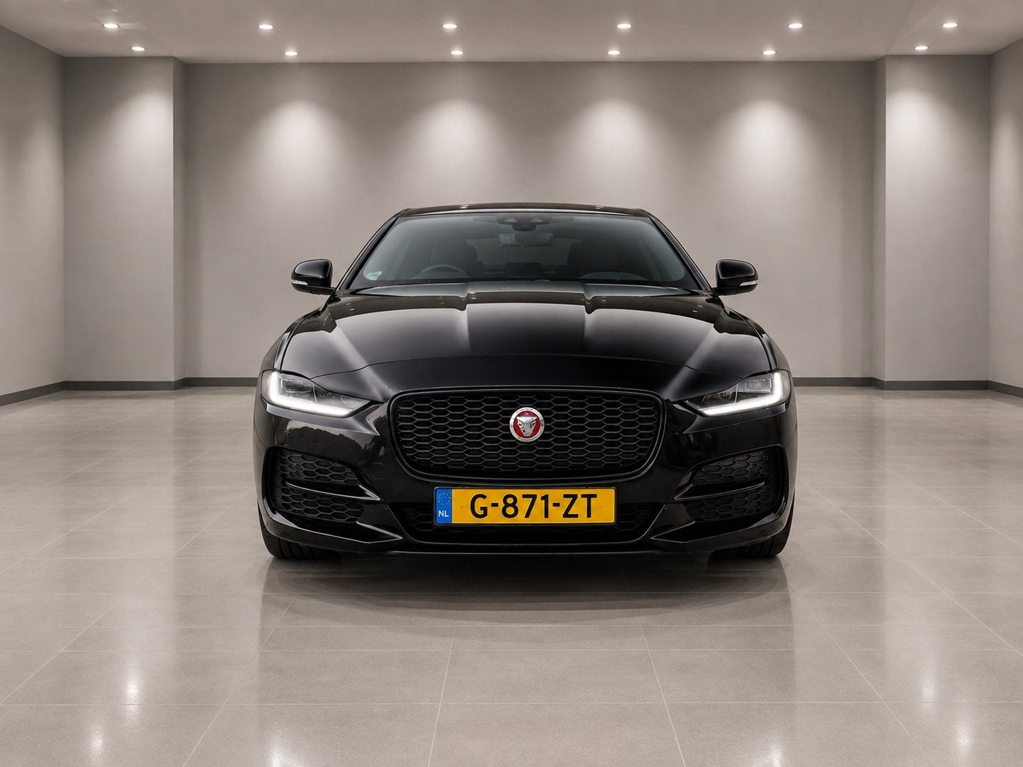 Jaguar XE 2.0 250pk AWD Automaat 2020, Achterwielaandrijving, 1800 kg, 4 cilinders, Zwart
