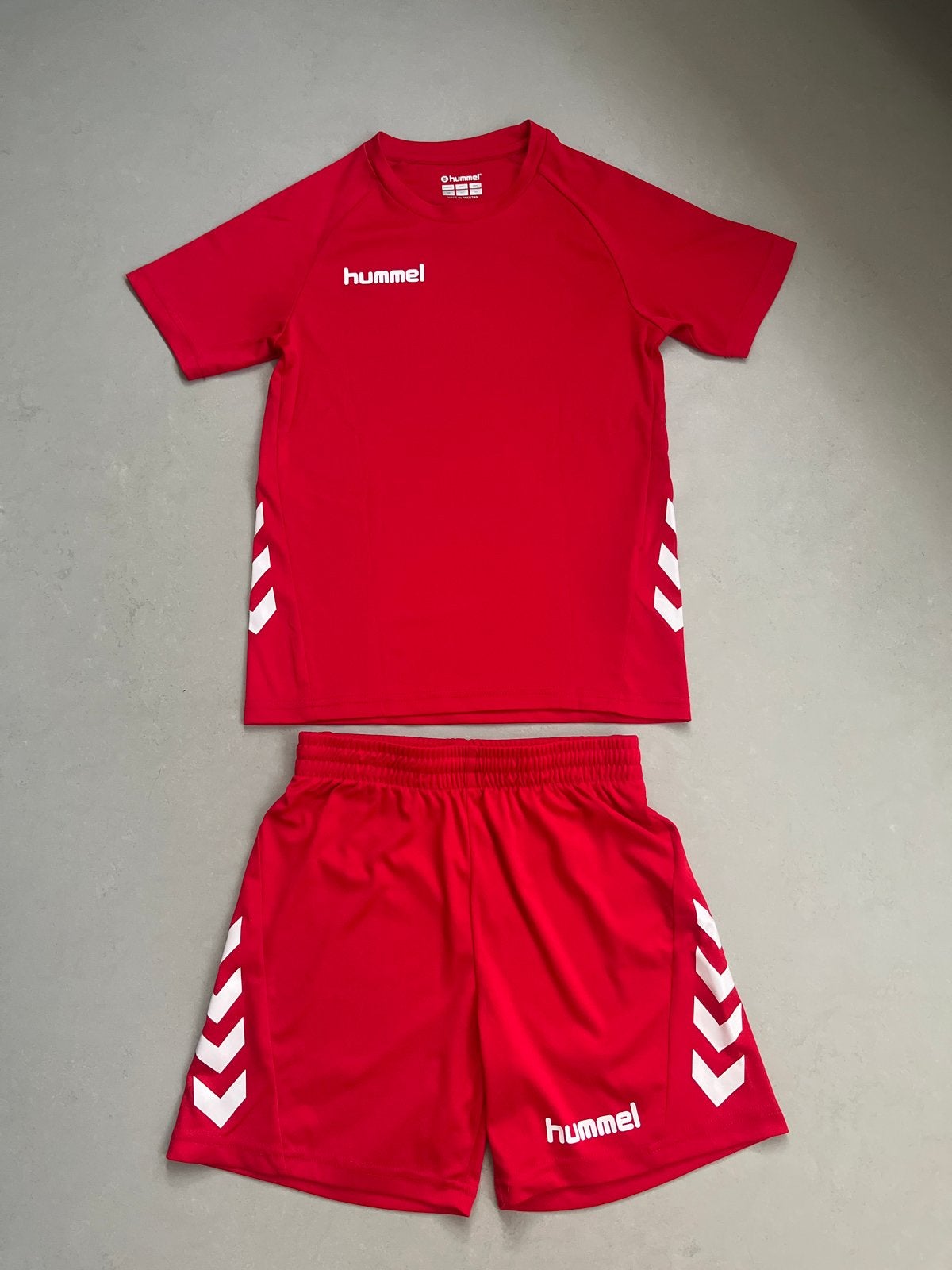 Hummel sportset rood maat 140, Kinderen en Baby's, Kinderkleding | Maat 140, Ophalen of Verzenden, Zo goed als nieuw, Jongen of Meisje