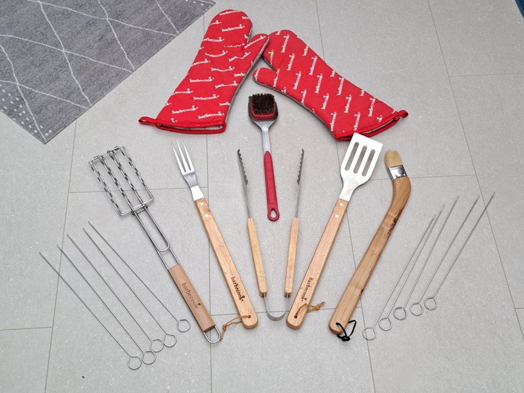 BBQ toebehoren - volledige set - grijptang, spiesen, borstel, Tuin en Terras, Barbecue-accessoires, Ophalen, Zo goed als nieuw