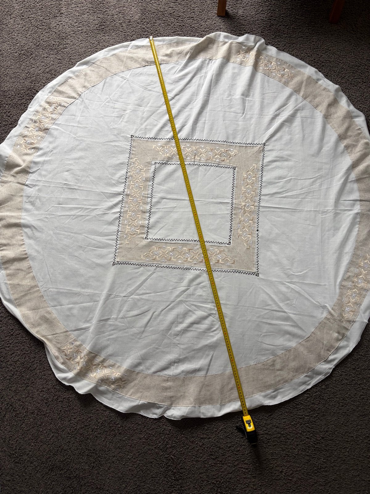 Rond tafelkleed met geborduurde rand - 150 cm, Gebruikt, Rond, Ophalen of Verzenden, Katoen