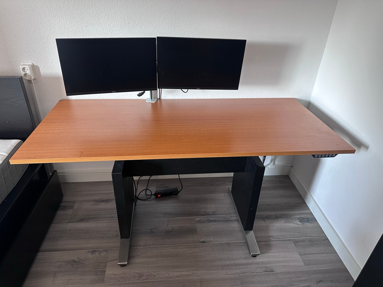 Zit-sta bureau met houten blad en zwart onderstel (+meer), Ophalen, Zit-sta bureau, Elektrisch, Gebruikt