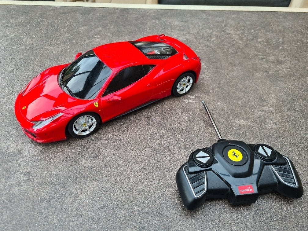 Ferrari bestuurbare auto, Kinderen en Baby's, Speelgoed | Speelgoedvoertuigen, Ophalen of Verzenden, Zo goed als nieuw
