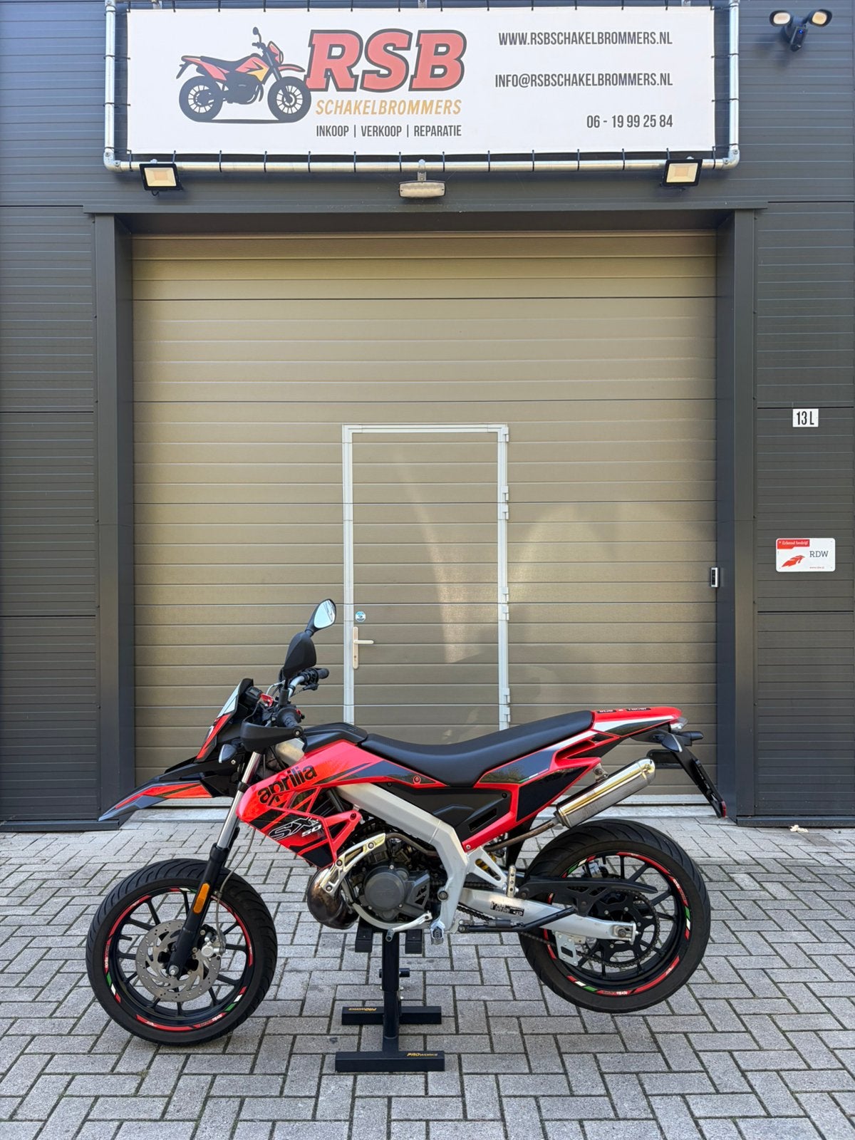 Aprilia SX 50 SM euro 4 rood zwart 2018 3100km nieuw staat!, Fietsen en Brommers, Brommers | Derbi, Ophalen, 6 versnellingen, .