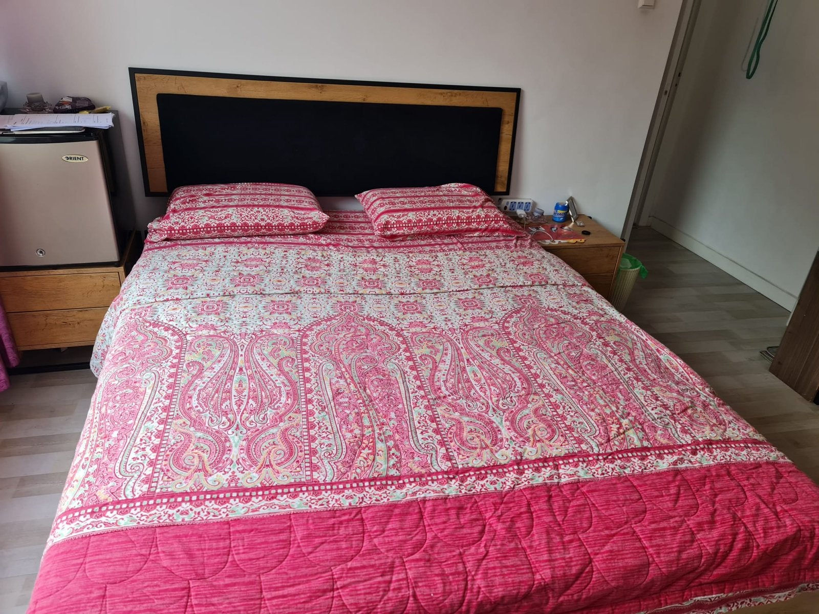 Complete slaapkamer: Bed, matras, nachtkastjes, ladekast, kl, Ophalen, Zo goed als nieuw, Tweepersoons