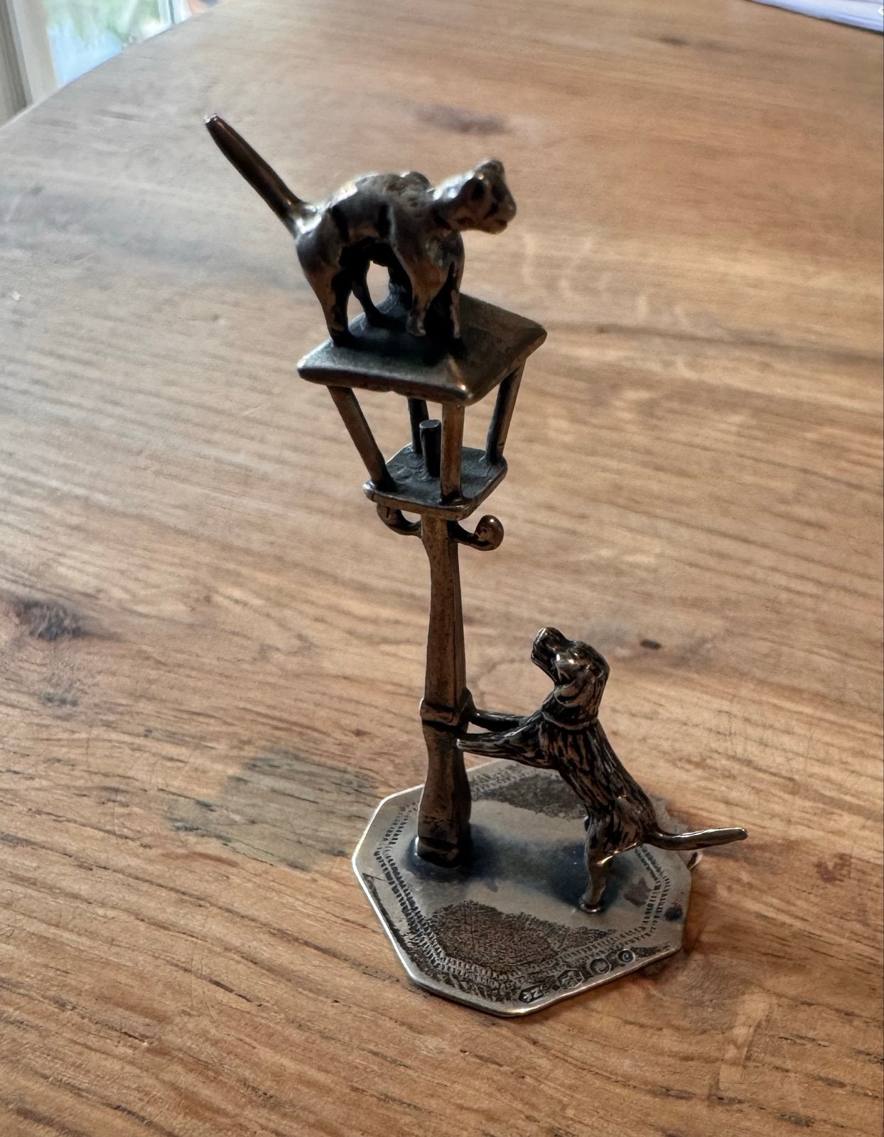 Antiek zilveren miniatuur: hond, kat en lantaarnpaal, Antiek en Kunst, Ophalen of Verzenden, Zilver