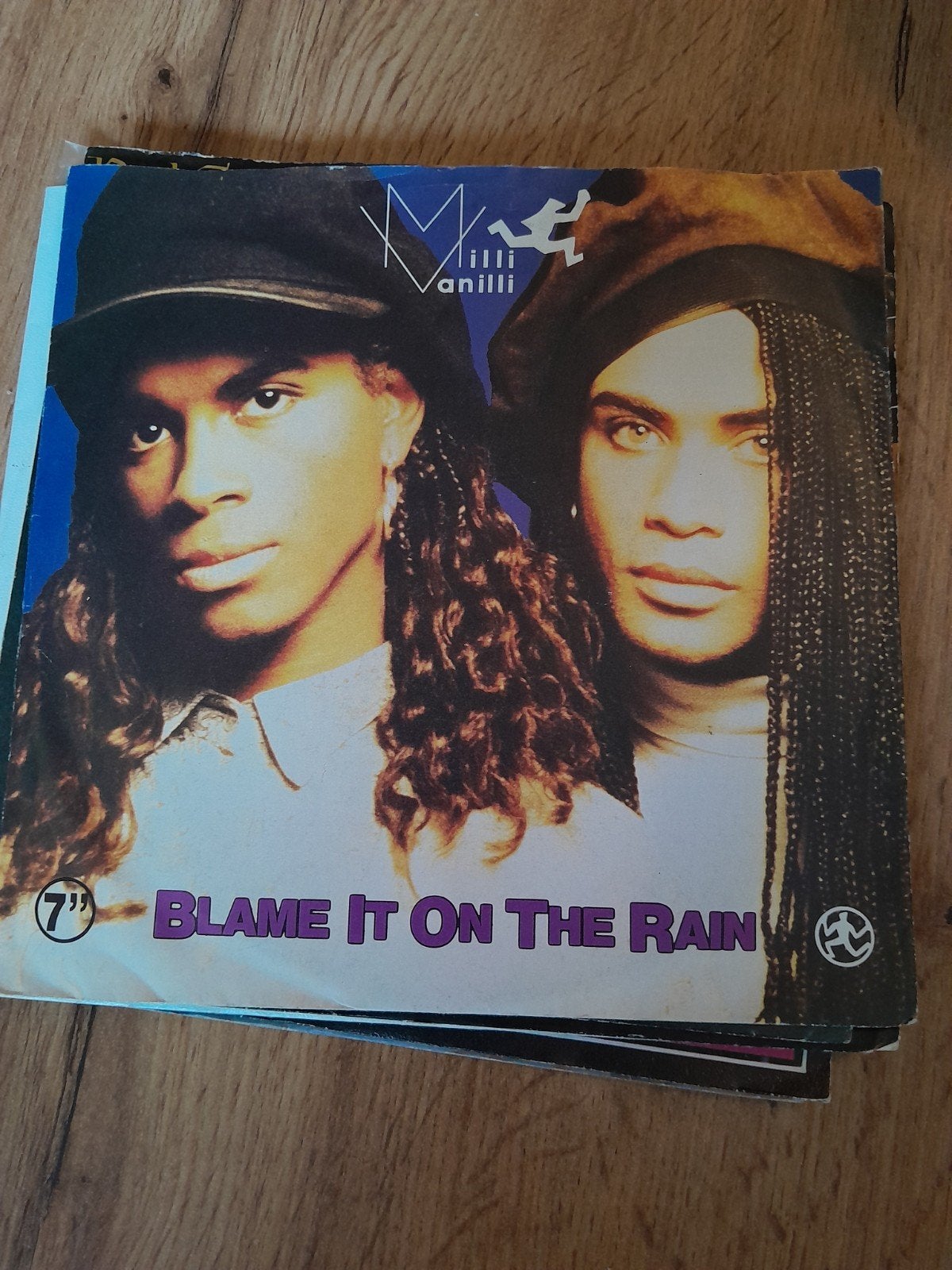 Milli vanilli 7inch blame it on the rain, Ophalen of Verzenden, Zo goed als nieuw, Pop