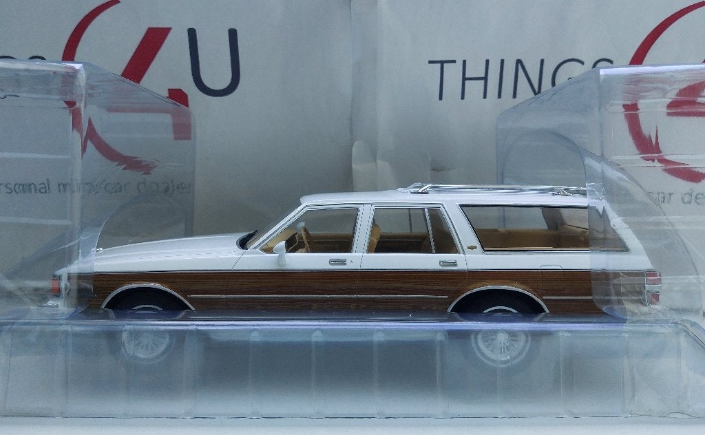 MCG 1:18 Chevrolet Caprice Estate wit/bruin nieuw in doos, Ophalen of Verzenden, Nieuw, Auto, Overige merken