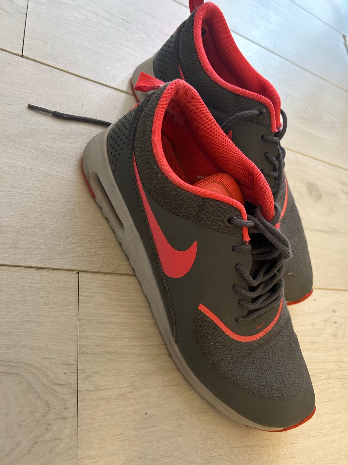 Nike Air Max Thea sneakers - Grijs met roze accenten, Kleding | Dames, Ophalen of Verzenden, Grijs, Sneakers of Gympen, Zo goed als nieuw