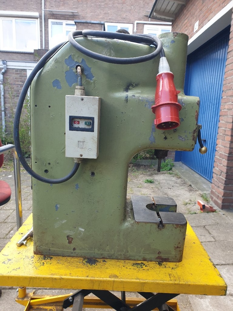 PERS HYDRAULISCH 380 V, Doe-het-zelf en Verbouw, Ophalen, Gebruikt, Metaaldraaibank