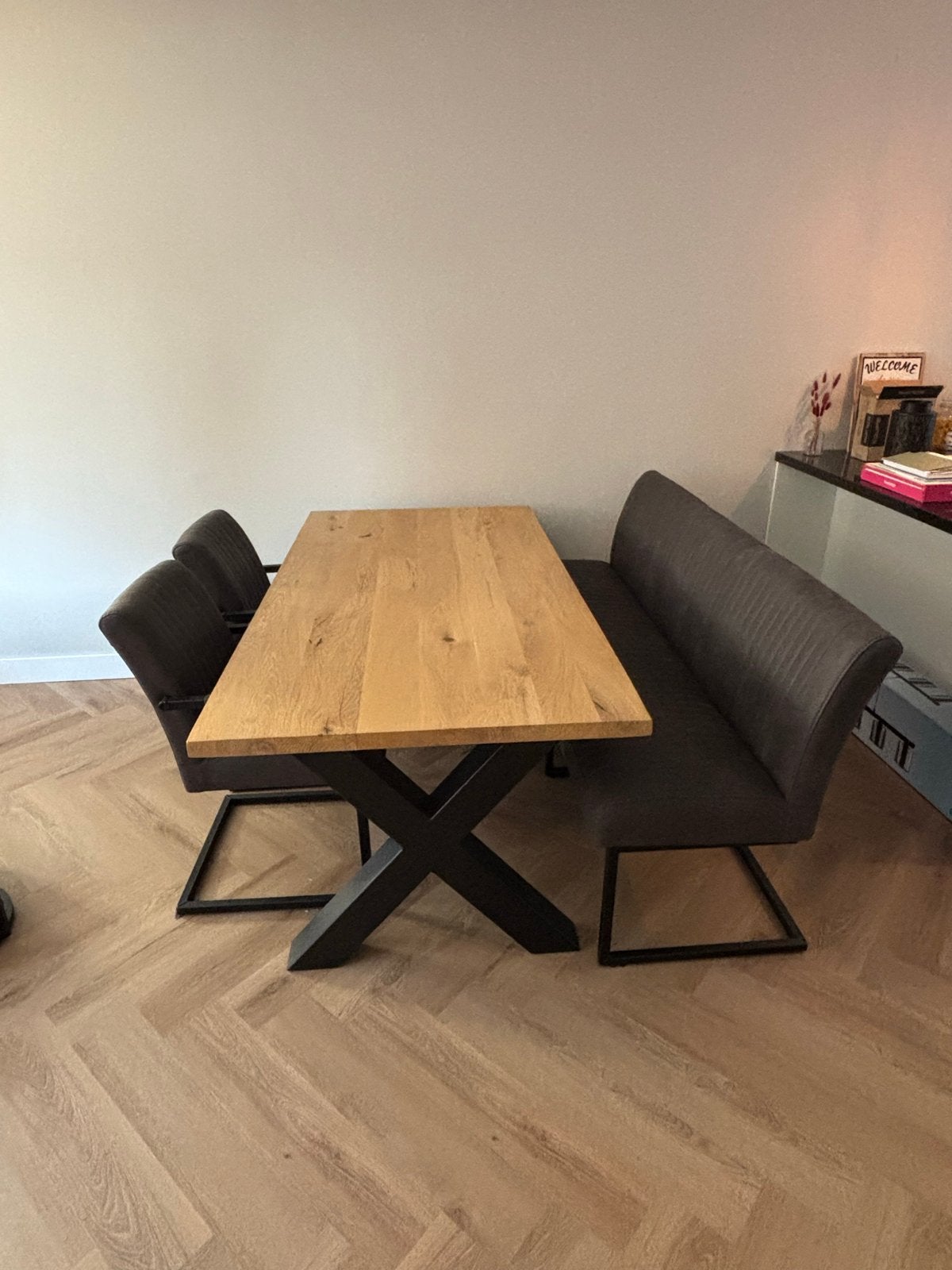 Twee stoelen en een eetbank