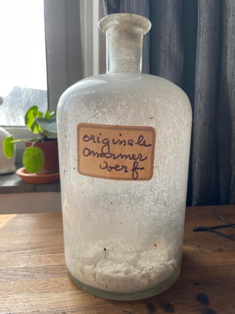 Grote apothekersfles met oud etiket en restje marmerverf, Antiek en Kunst, Antiek | Glas en Kristal, Ophalen of Verzenden