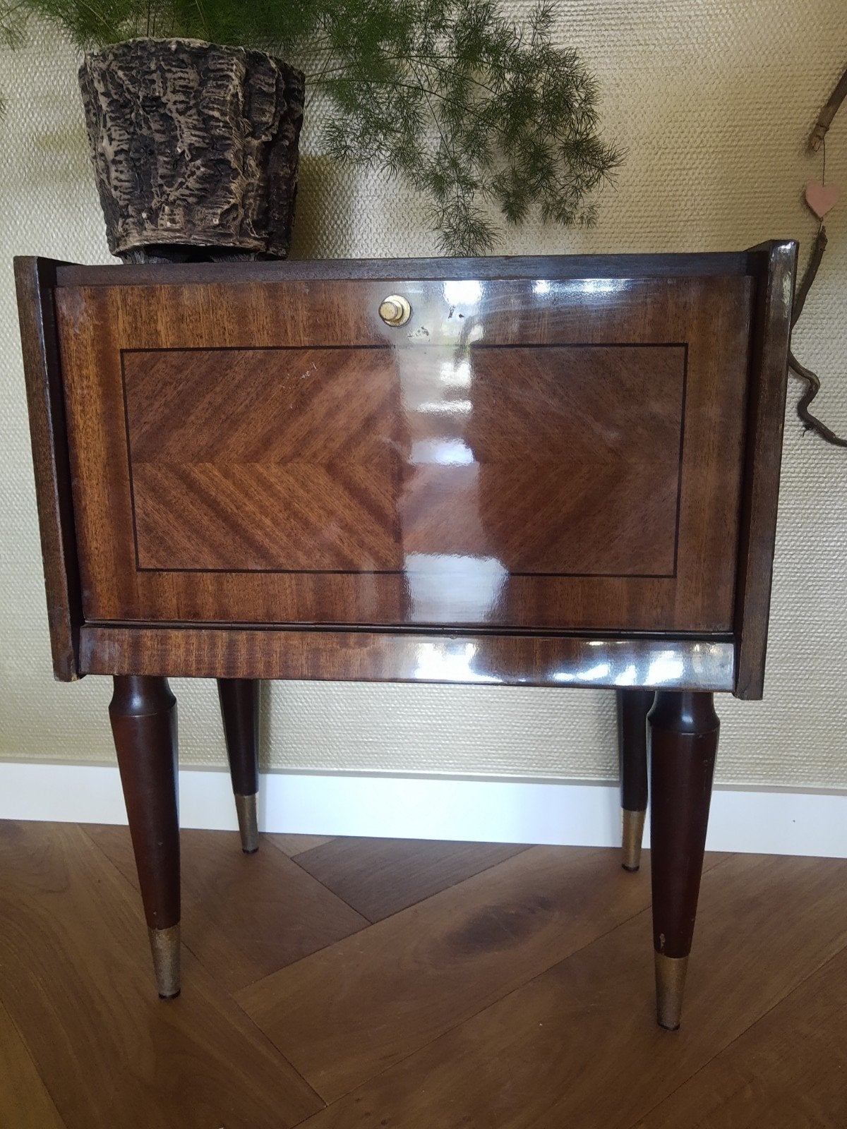 60's mahonie fineer nachtkastje halkastje, messing elementen, Gebruikt, 45 tot 65 cm, Hout, 55 tot 70 cm
