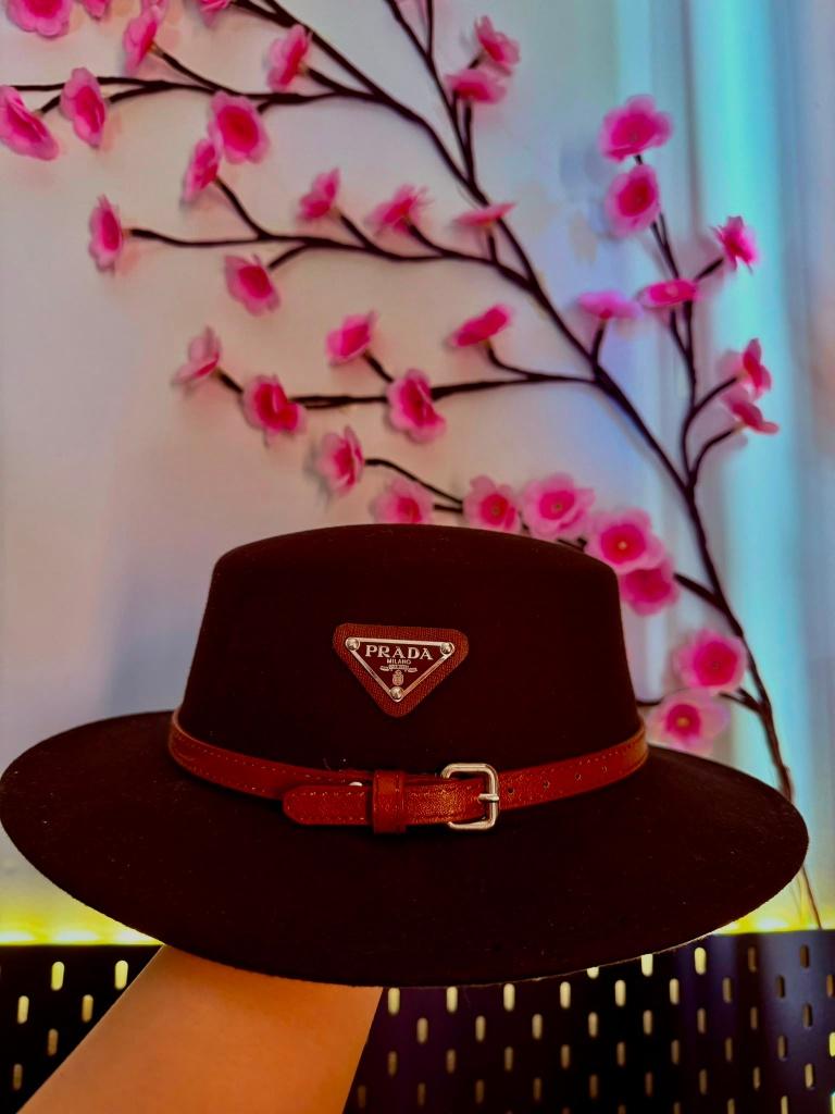 Designer inspired fedora hoed -  in zwart en crème, Kleding | Dames, Prada, Hoed, Nieuw, One size fits all