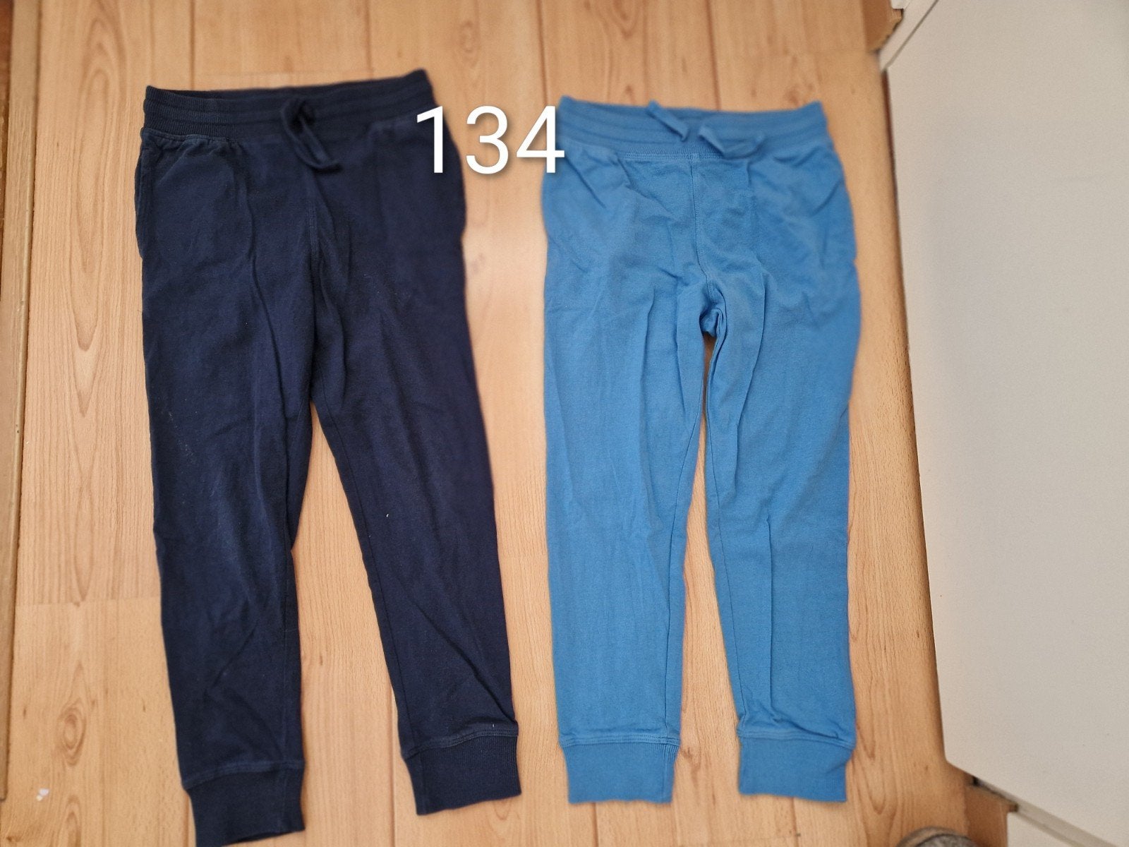 2 dunne joggingbroek pyjama broeken 134, Broek, H&M, Ophalen of Verzenden, Zo goed als nieuw