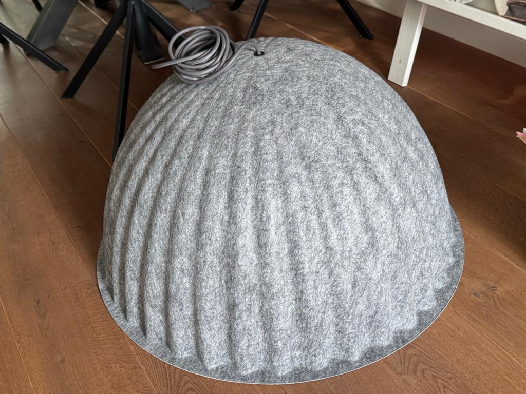Muuto Under the Bell hanglamp - Grijs vilt, Ø 82cm, Ophalen, Zo goed als nieuw, Stof, Minder dan 50 cm