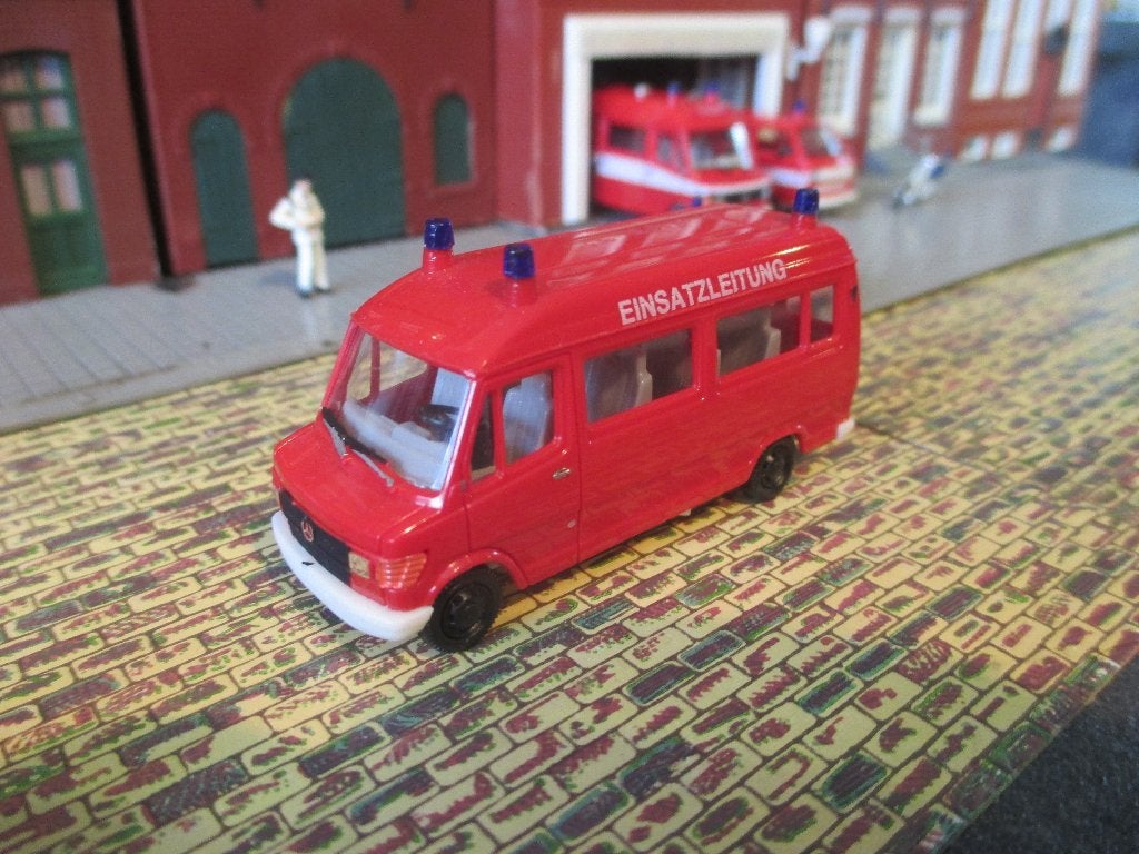 Mercedes Benz 207D Hochdach manschappenwagen - brandweer, Hobby en Vrije tijd, Modelauto's | 1:87, Ophalen of Verzenden, Gebruikt