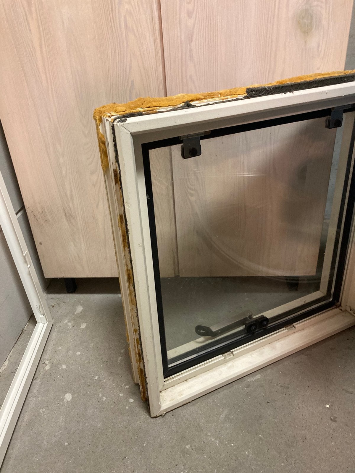 Hardhouten klapraam plm 62 cm. Bijkeuken schuur?. Is netjes, Ophalen, Gebruikt, Minder dan 75 cm, Raamkozijn