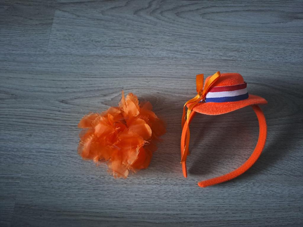 Oranje haarband en armband voor Koningsdag EK WK voetbal, Ophalen of Verzenden, Gebruikt, Feestartikel, Oranje of Koningsdag