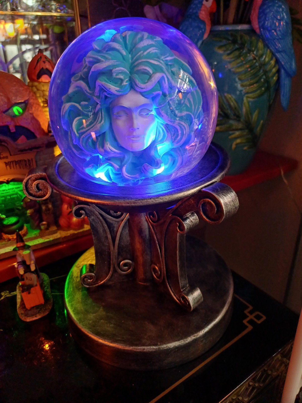 Halloween Disney Haunted Mansion Madam Leota Kristallen Bol, Verzamelen, Ophalen of Verzenden, Overige figuren, Nieuw, Beeldje of Figuurtje