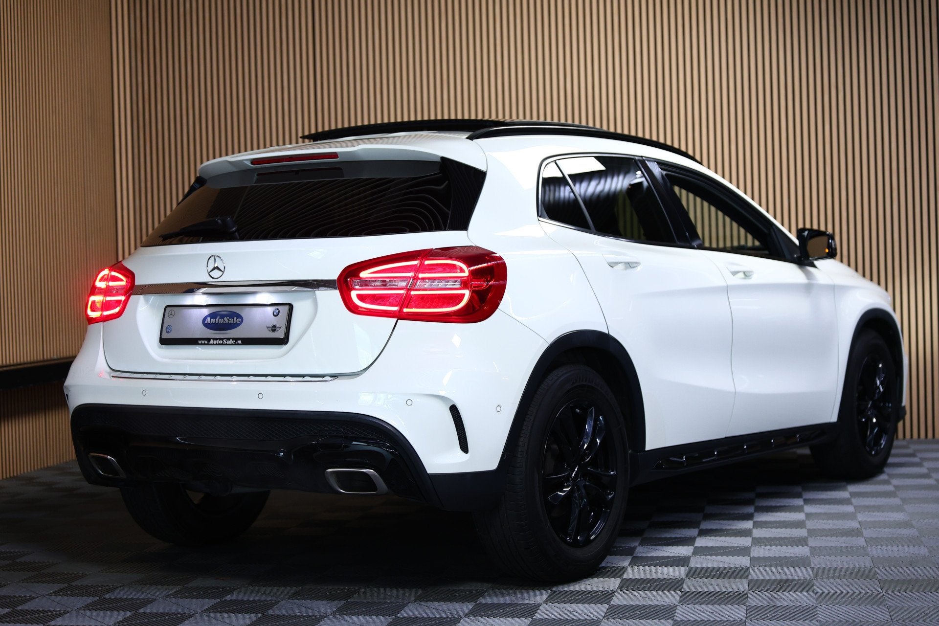 Mercedes-Benz GLA GLA 250 AUTOM 63000km AMG PANODAK LED AFN-, Auto's, Automaat, Gebruikt, 4 cilinders, Wit