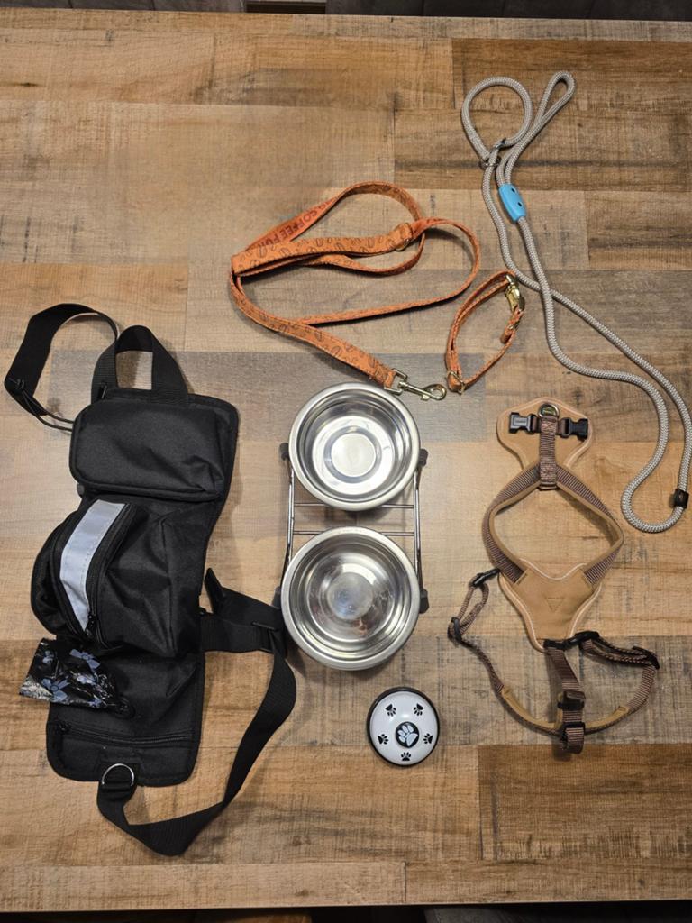Puppy benodigheden ; oa riemen en tuig , bakje, heuptas., Dieren en Toebehoren, Honden-accessoires, Ophalen, Zo goed als nieuw