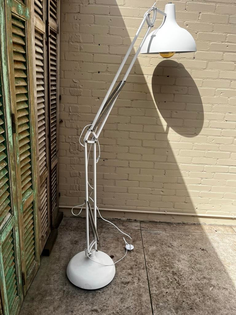 Grote witte vloerlamp met verstelbare arm en van Loods 5, Huis en Inrichting, Lampen | Vloerlampen, Ophalen, Zo goed als nieuw