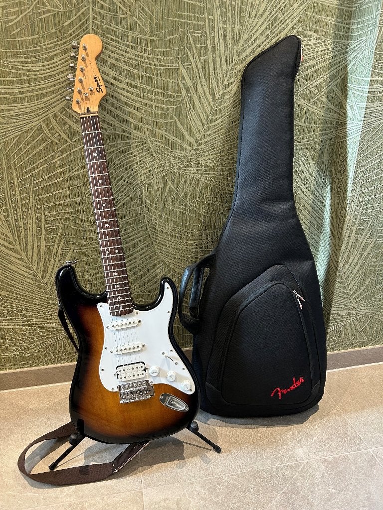 Squier by Fender Stratocaster Bullet HSS met Fender tas