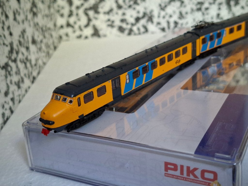 Twee Piko Hondenkoppen Benelux en Geel met A sein, Hobby en Vrije tijd, Treinset, Gelijkstroom, Zo goed als nieuw, Piko